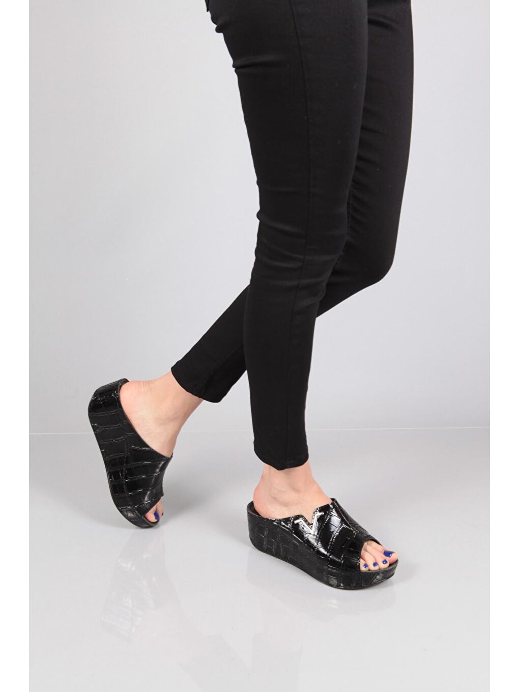 Siyah 6145 Kadın Dolgu Topuklu V Toka Kroko Desenli Rugan Terlik-1