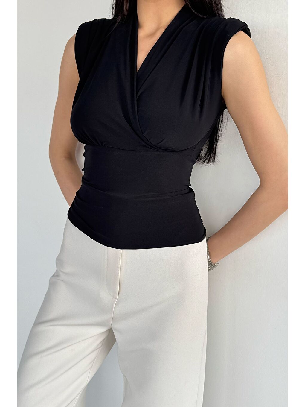 Siyah Kadın Omuz Vatkalı Kruvaze Yaka Bluz-1