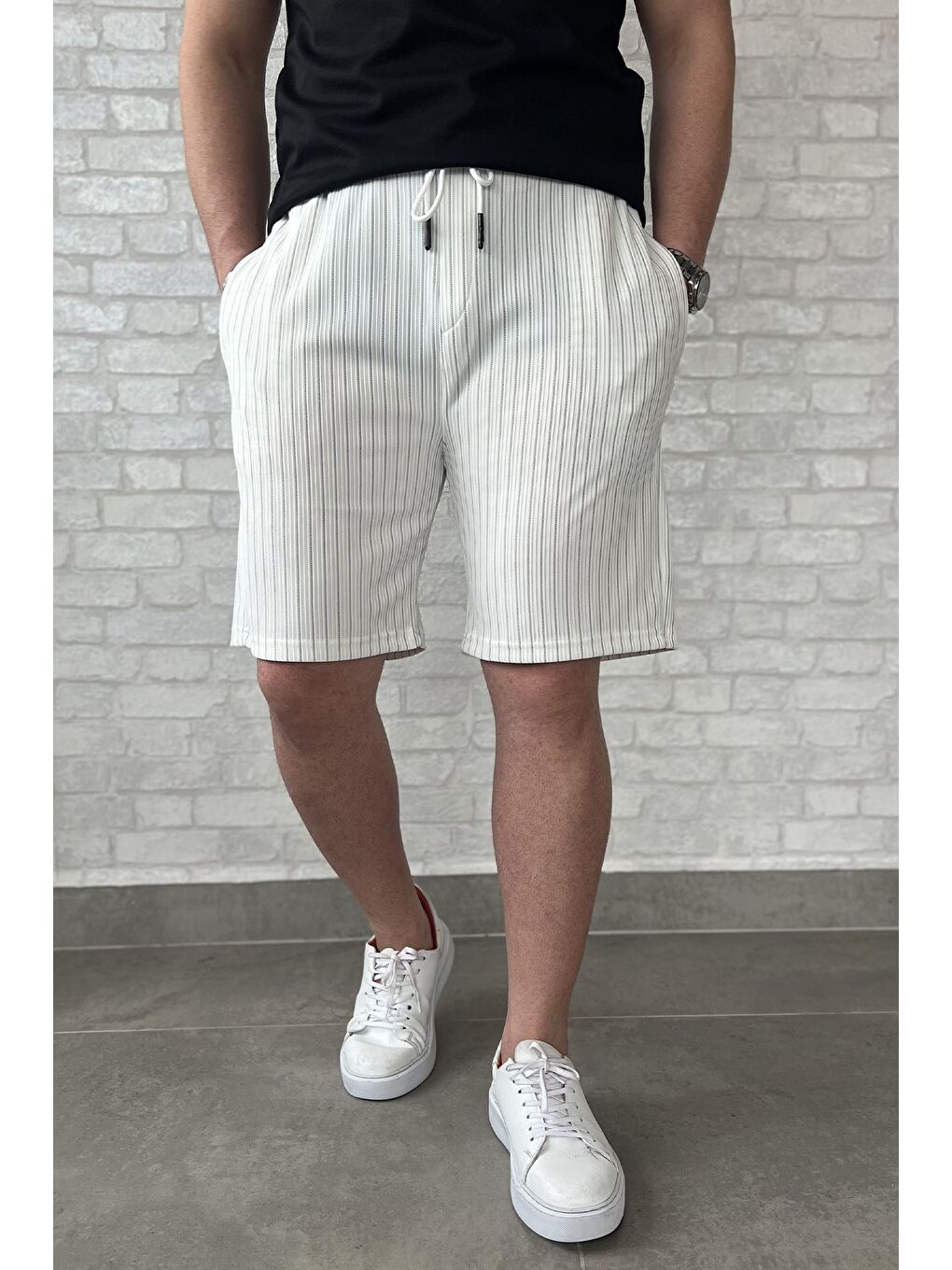 Beyaz Bel Bağcıklı Çizgi Desenli Erkek Şort