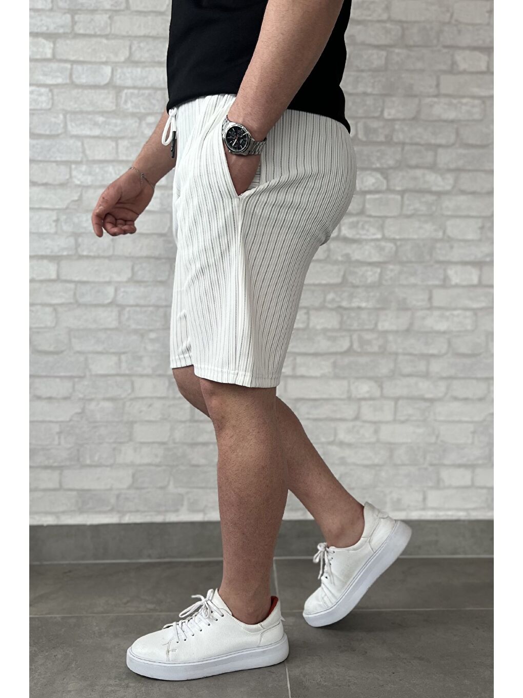 Beyaz Bel Bağcıklı Çizgi Desenli Erkek Şort-1