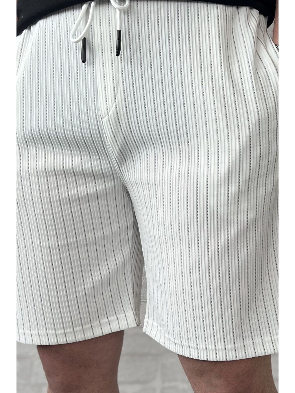 Beyaz Bel Bağcıklı Çizgi Desenli Erkek Şort-2