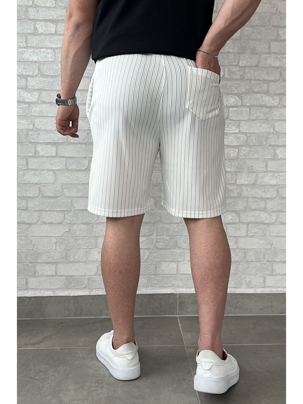 Beyaz Bel Bağcıklı Çizgi Desenli Erkek Şort-3
