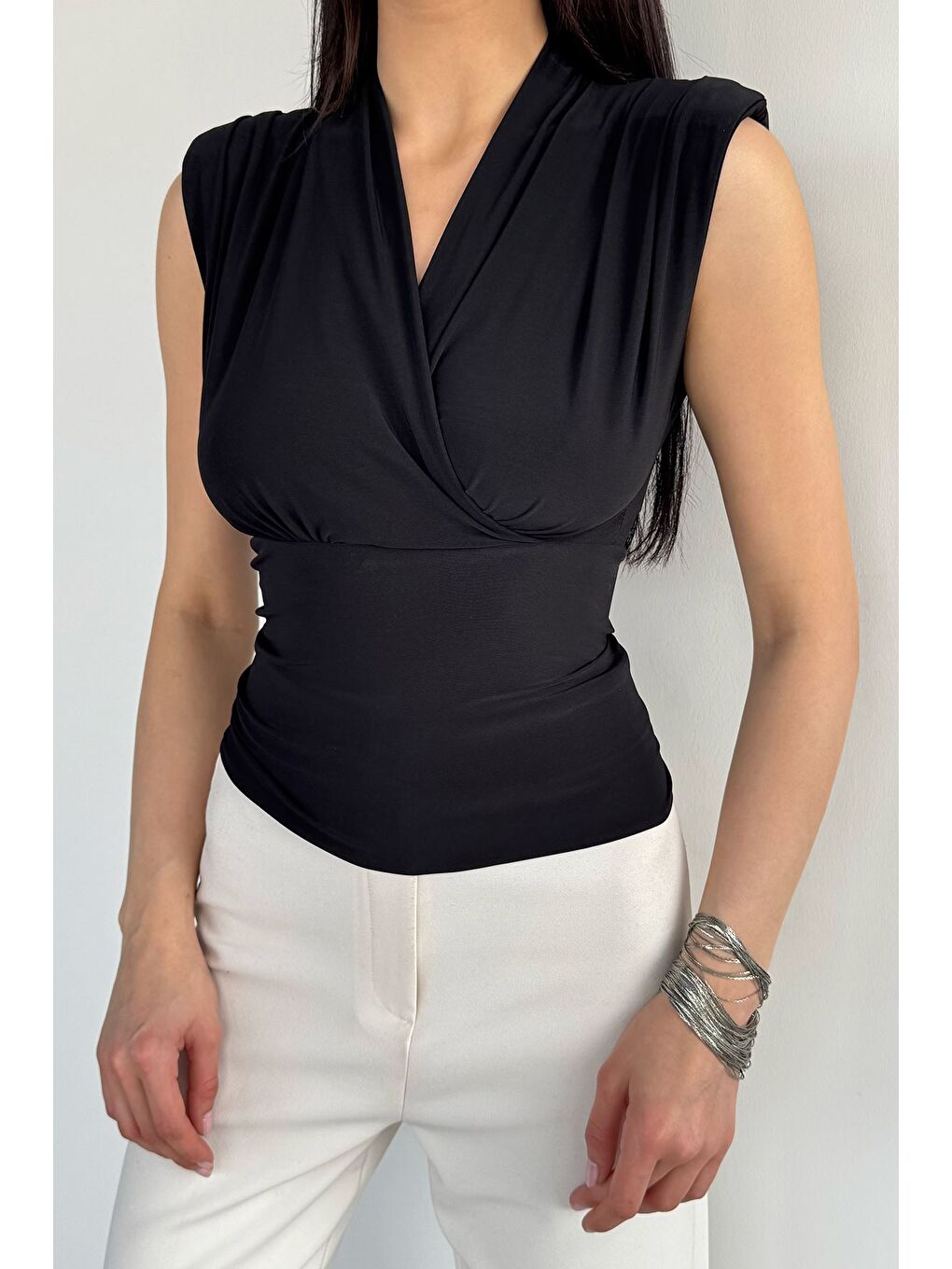 Siyah Kadın Omuz Vatkalı Kruvaze Yaka Bluz-2