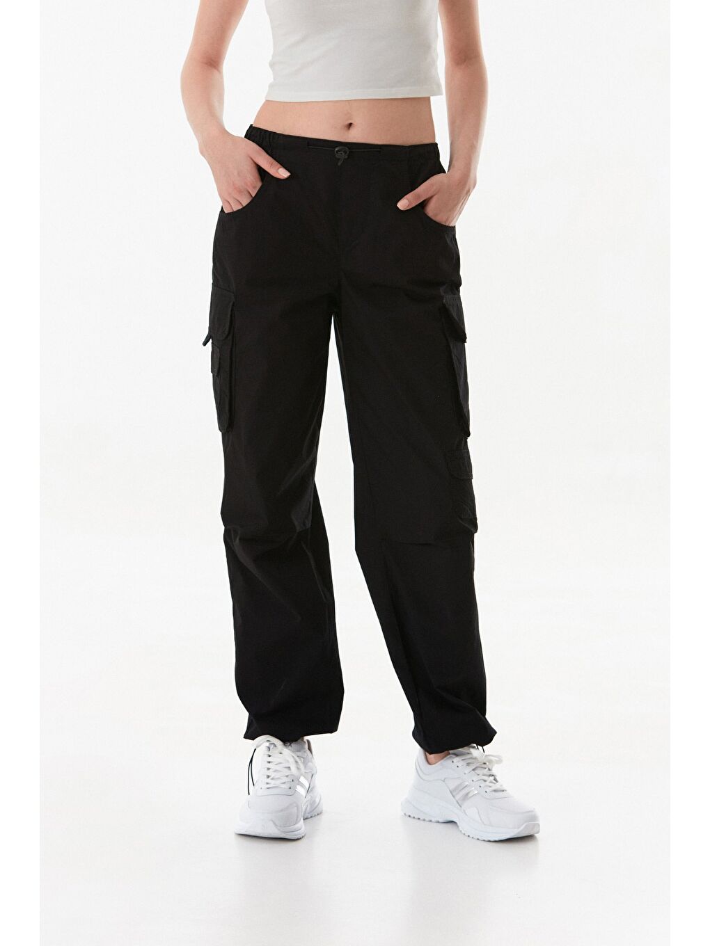 Siyah Beli Ve Paçası Stoperli Kargo Cepli Paraşüt Kumaş Pantolon-4