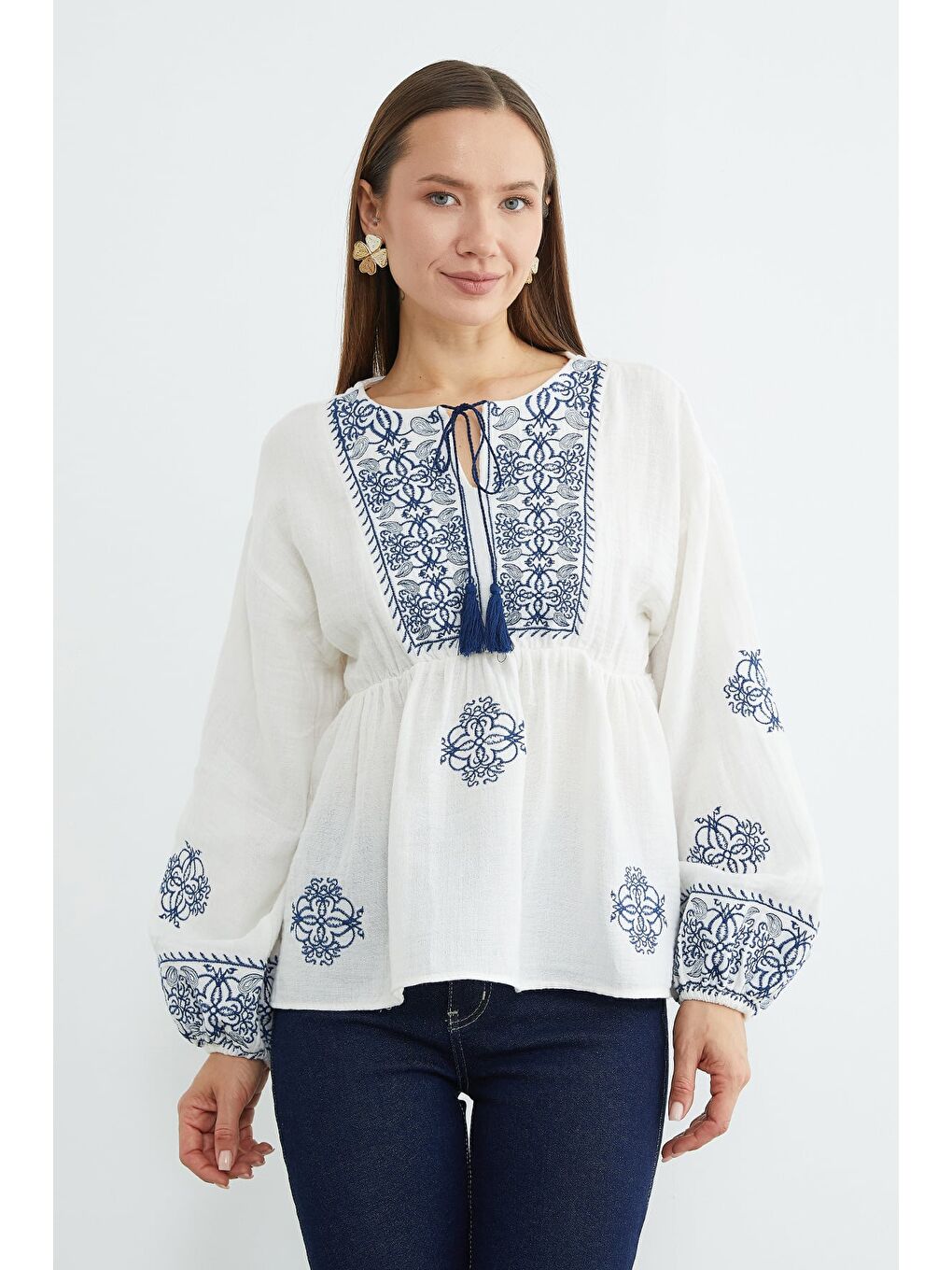Beyaz Etnik Nakışlı Beli Lastikli Müslin Kumaş Bluz