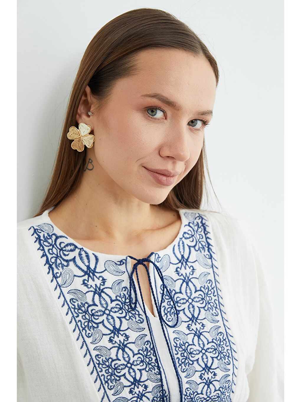 Beyaz Etnik Nakışlı Beli Lastikli Müslin Kumaş Bluz-1