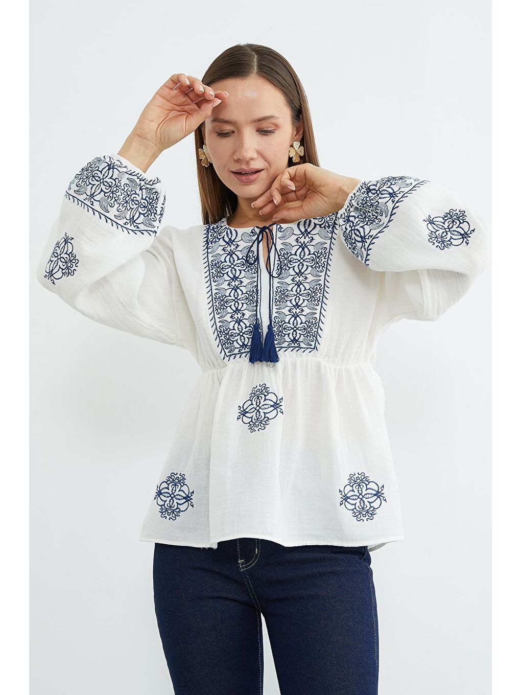 Beyaz Etnik Nakışlı Beli Lastikli Müslin Kumaş Bluz-2