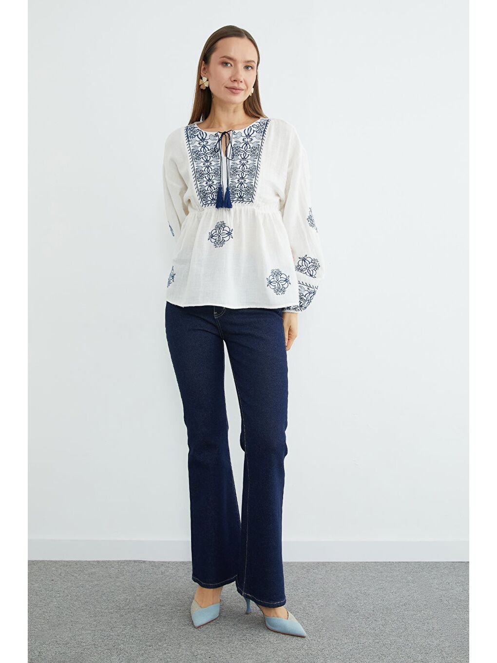 Beyaz Etnik Nakışlı Beli Lastikli Müslin Kumaş Bluz-3