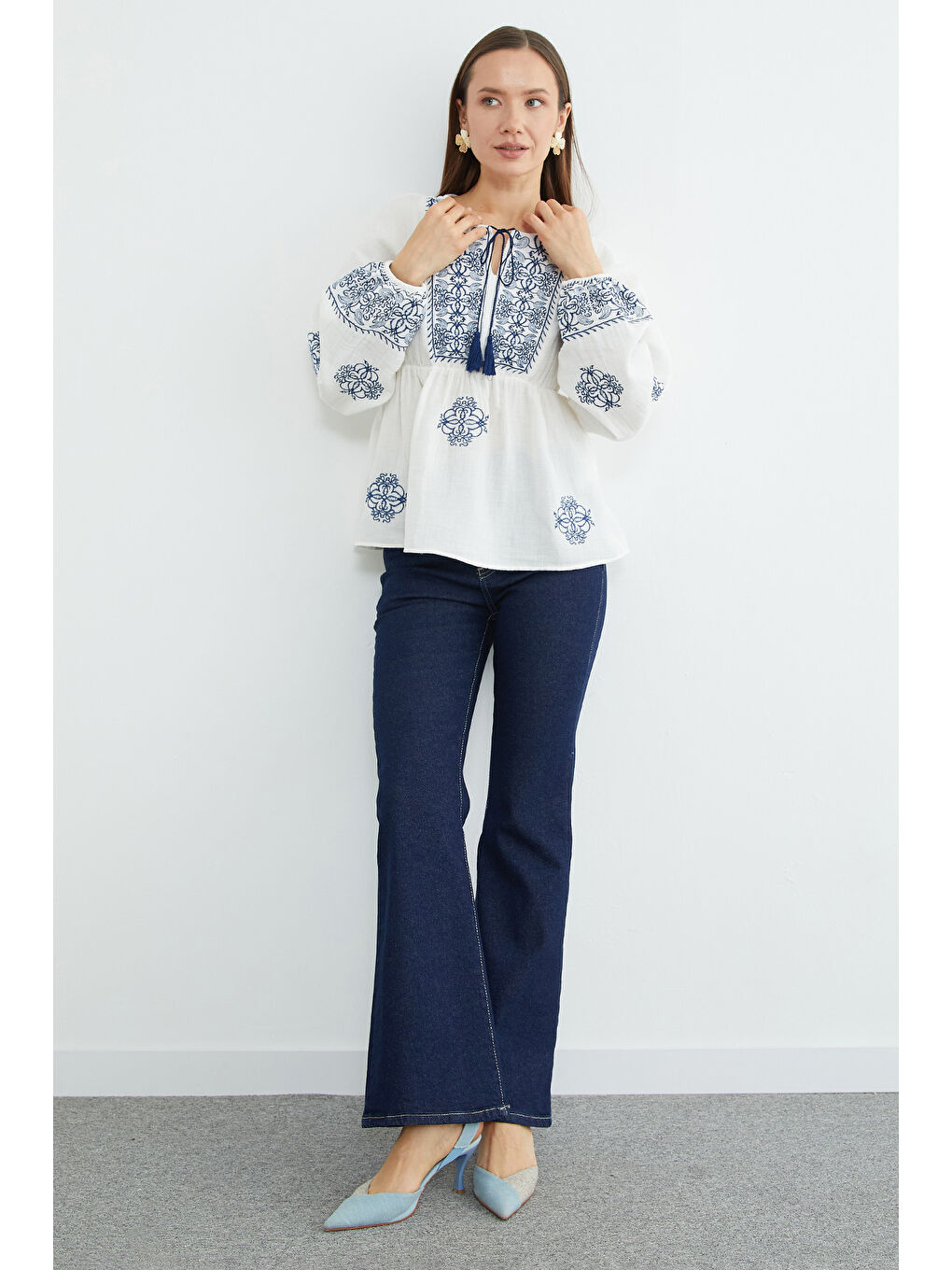 Beyaz Etnik Nakışlı Beli Lastikli Müslin Kumaş Bluz-4