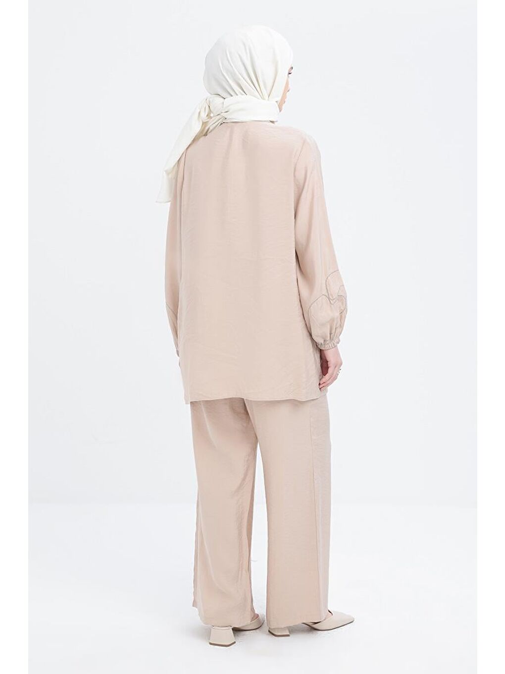 Bej-Zincir Nakışlı Kolu Lastikli Gömlek-3