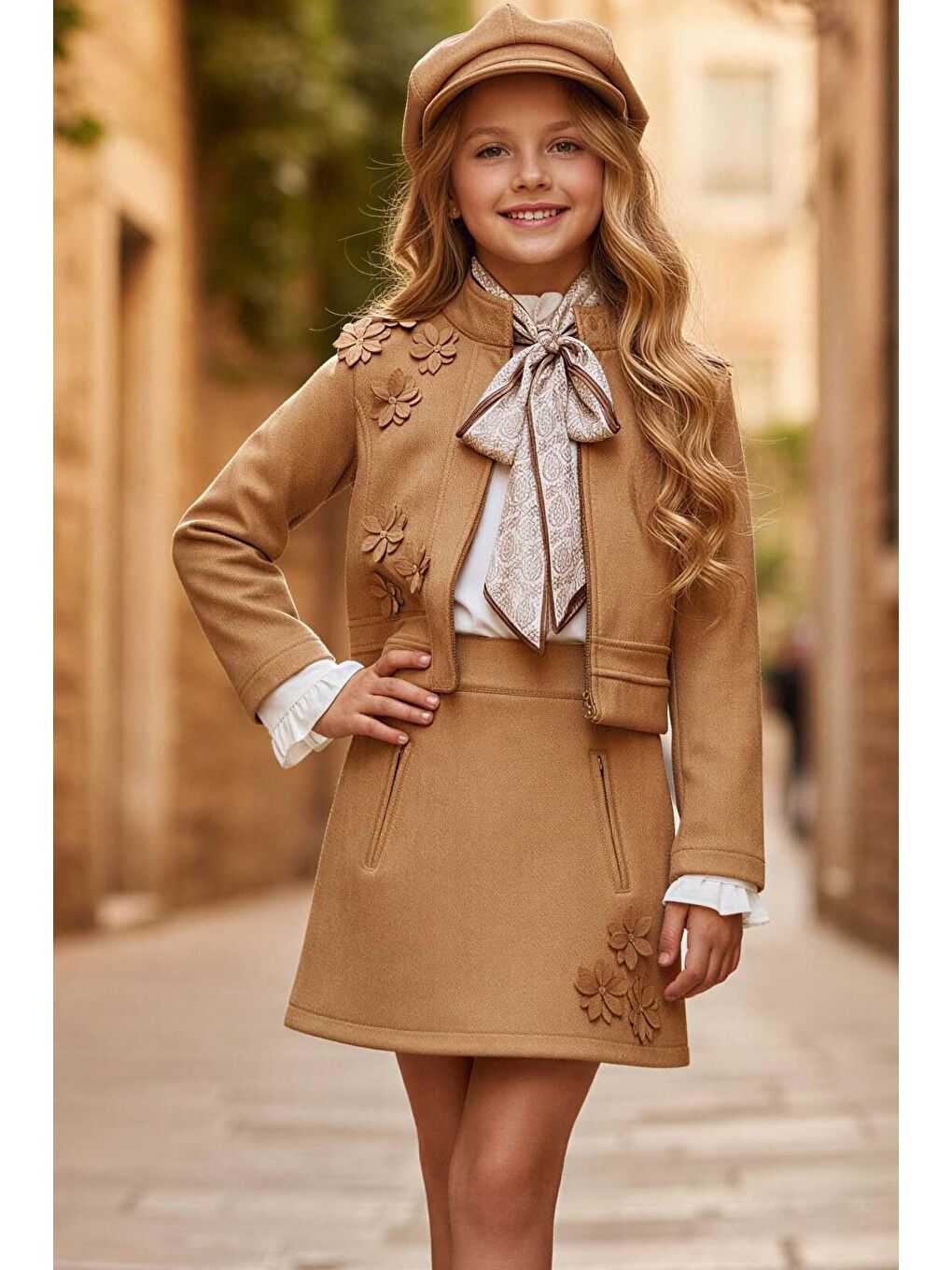 Kahverengi Kız Çocuk Kristal Taş Düğmeli Şifon Gömlek Çiçek Desen İşlemeli Ceket Süet Taba Etekli Takım-1