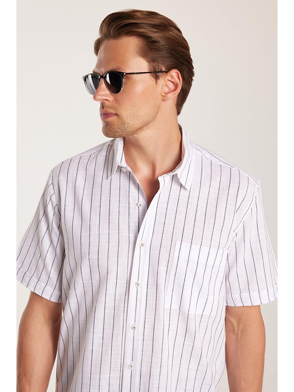 Erkek Regular Fit Klasik Kesim %100 Pamuk Kısa Kollu Keten Doku Tek Cepli Çizgili Lacivert Gömlek-1