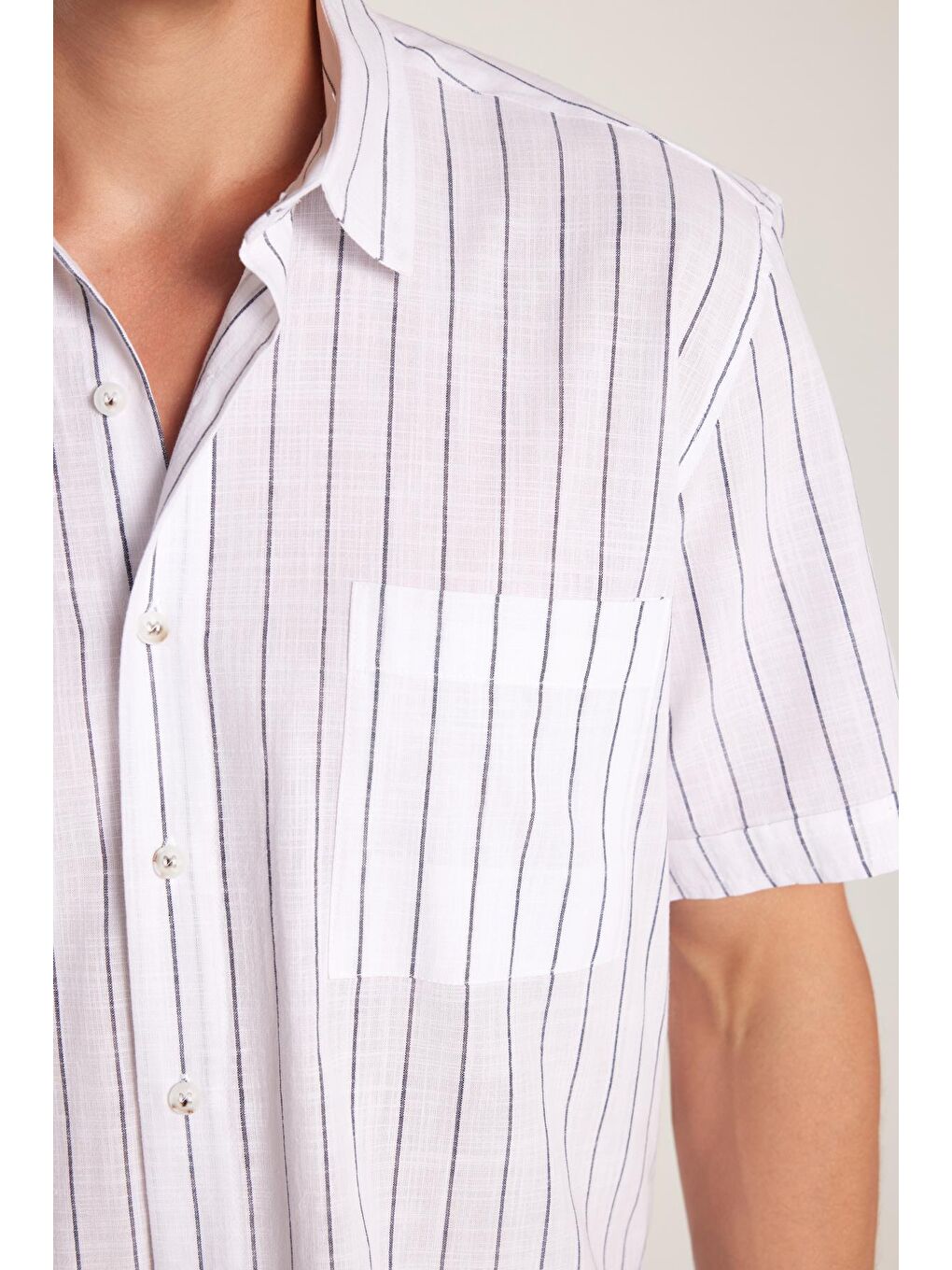 Erkek Regular Fit Klasik Kesim %100 Pamuk Kısa Kollu Keten Doku Tek Cepli Çizgili Lacivert Gömlek-2