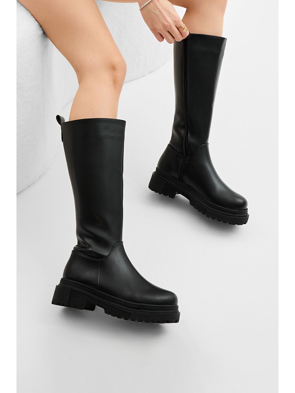 Kadın Siyah Kalın Poli Taban Düz Desen Fermuarlı Diz Altı Çizme