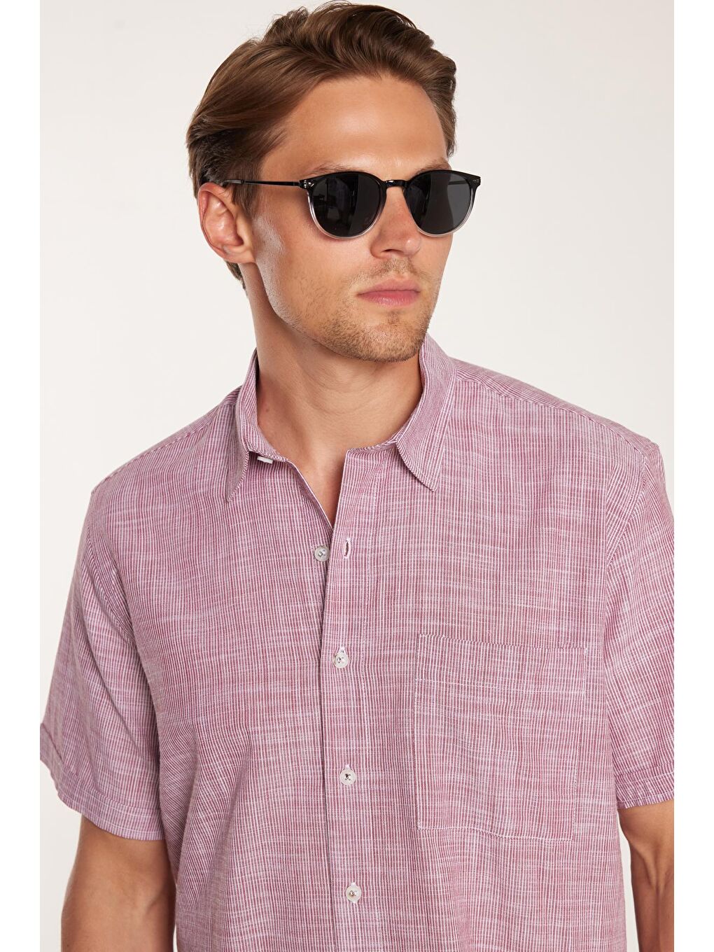 Erkek Regular Fit Klasik Kesim %100 Pamuk Kısa Kollu Keten Doku Tek Cepli Çizgili Bordo Gömlek