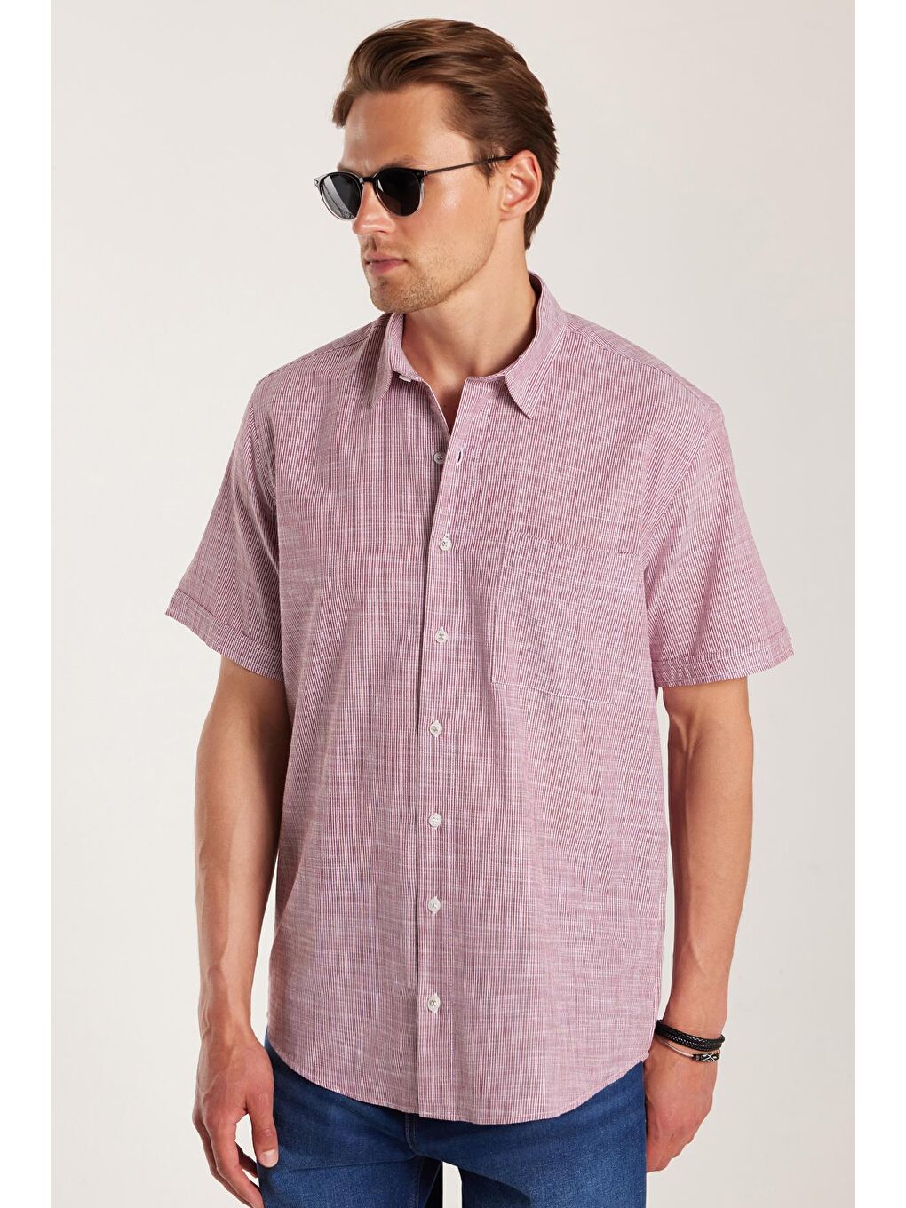 Erkek Regular Fit Klasik Kesim %100 Pamuk Kısa Kollu Keten Doku Tek Cepli Çizgili Bordo Gömlek-1