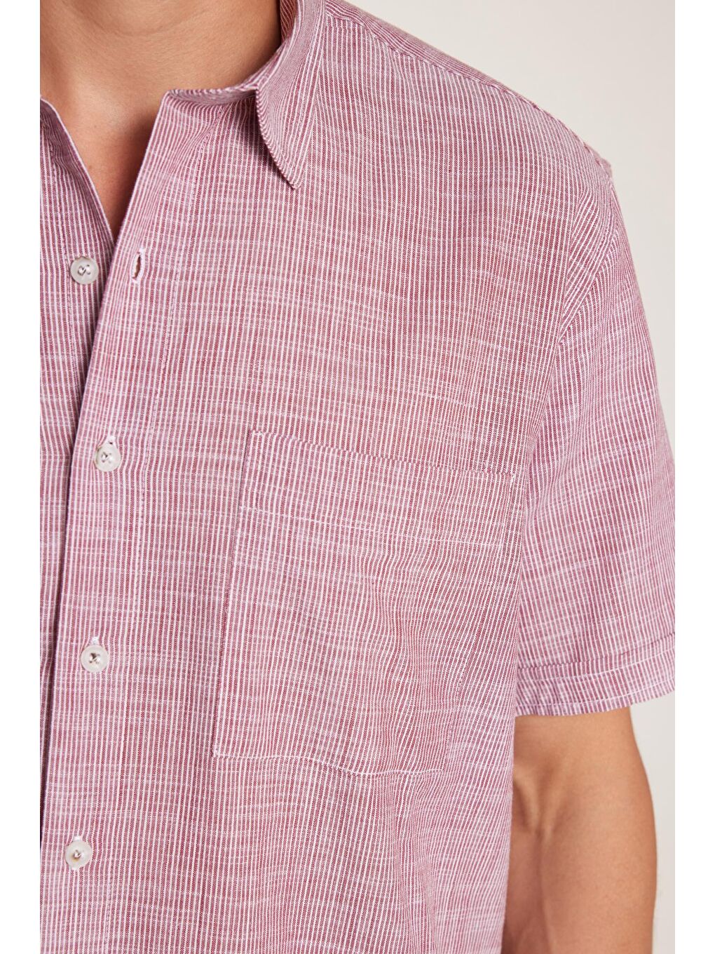 Erkek Regular Fit Klasik Kesim %100 Pamuk Kısa Kollu Keten Doku Tek Cepli Çizgili Bordo Gömlek-2
