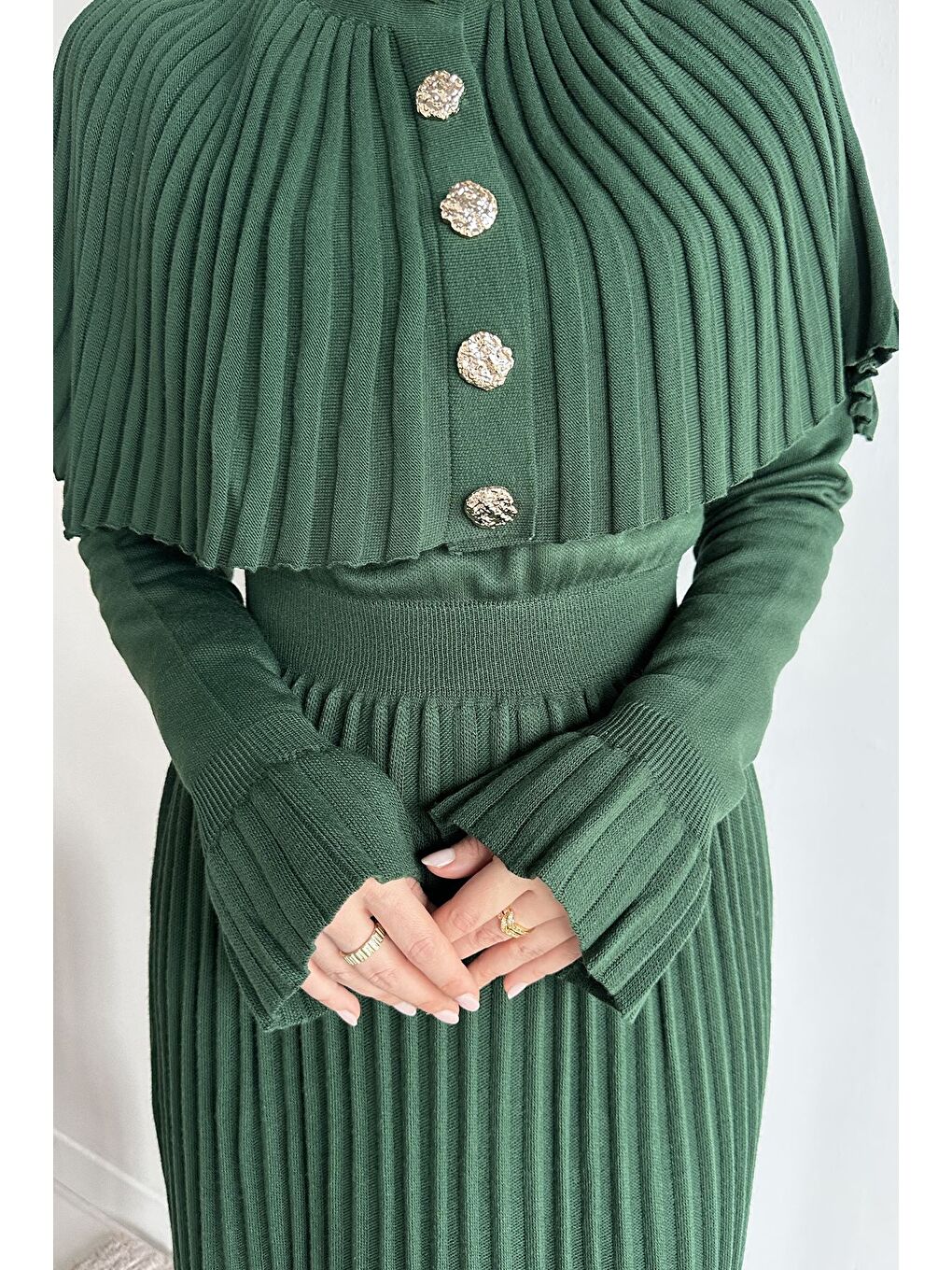 Yeşil Pelerinli Pileli Tesettür Triko Elbise-2