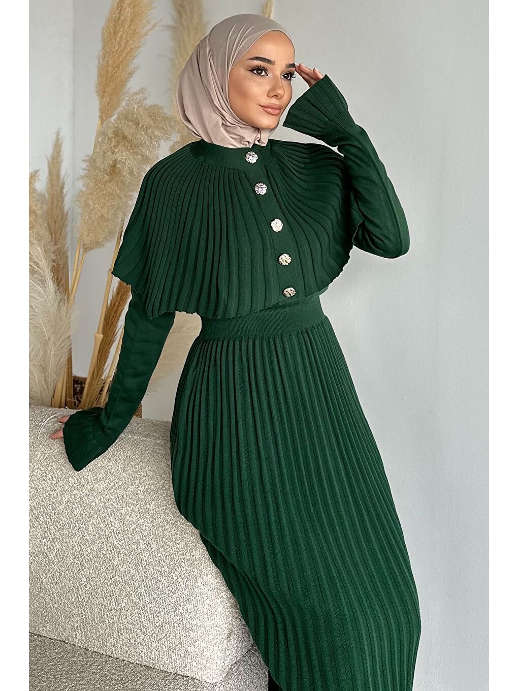 Yeşil Pelerinli Pileli Tesettür Triko Elbise-5