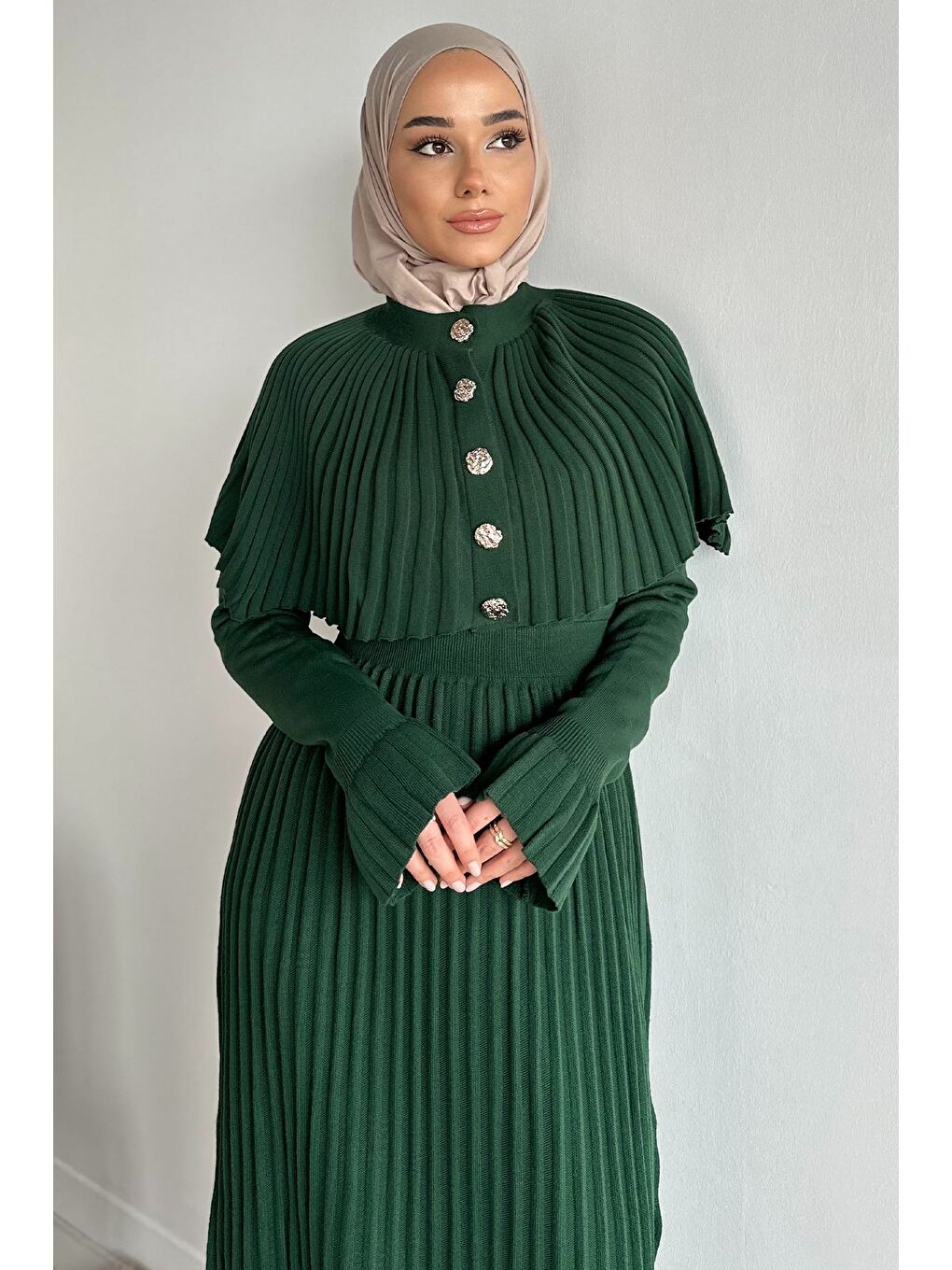 Yeşil Pelerinli Pileli Tesettür Triko Elbise-7