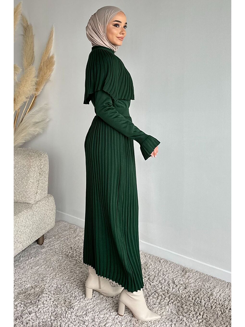 Yeşil Pelerinli Pileli Tesettür Triko Elbise-8