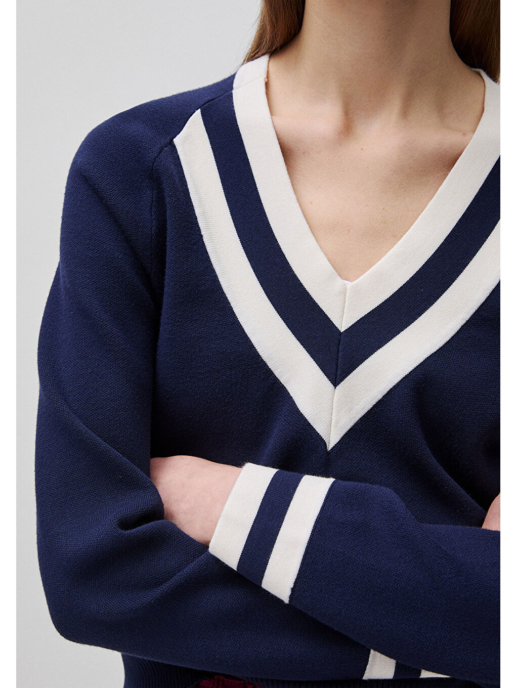 Kadın Lacivert Viskoz Karışımlı Çizgili Reglan Kol Derin V Yaka Kazak-3