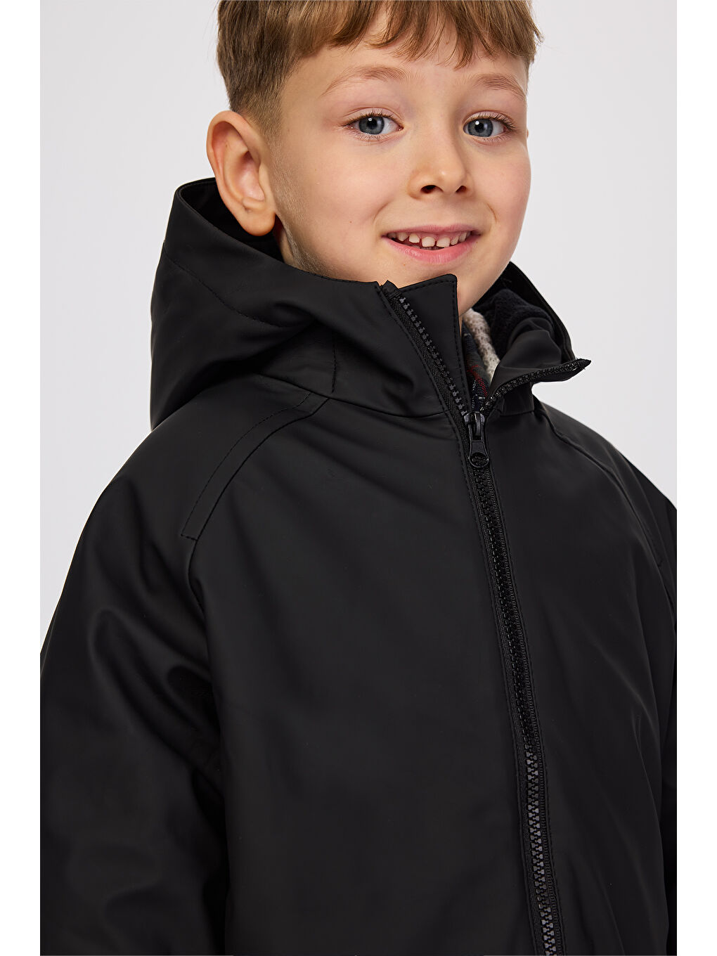 Erkek Çocuk Kapüşonlu Siyah Mont-1