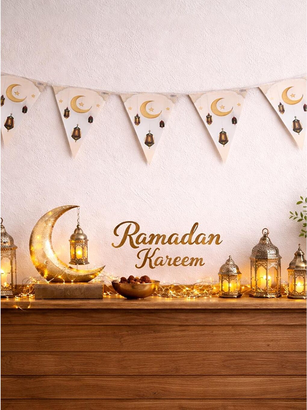 Beyaz Ramazan Temalı Ay ve Kandil Desenli Üçgen Flama Duvar Süsü 150 cm