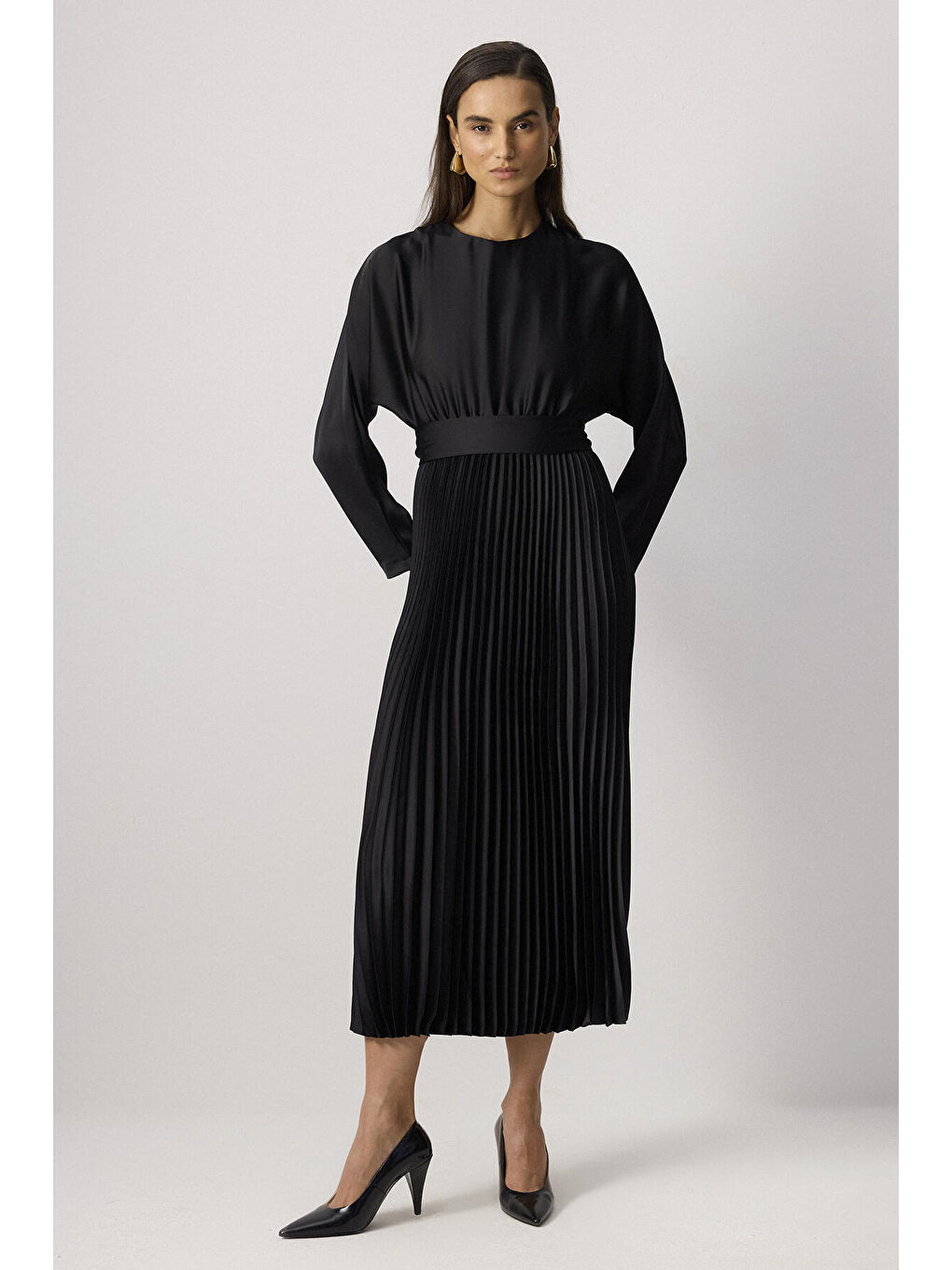 Siyah Pileli Saten Elbise