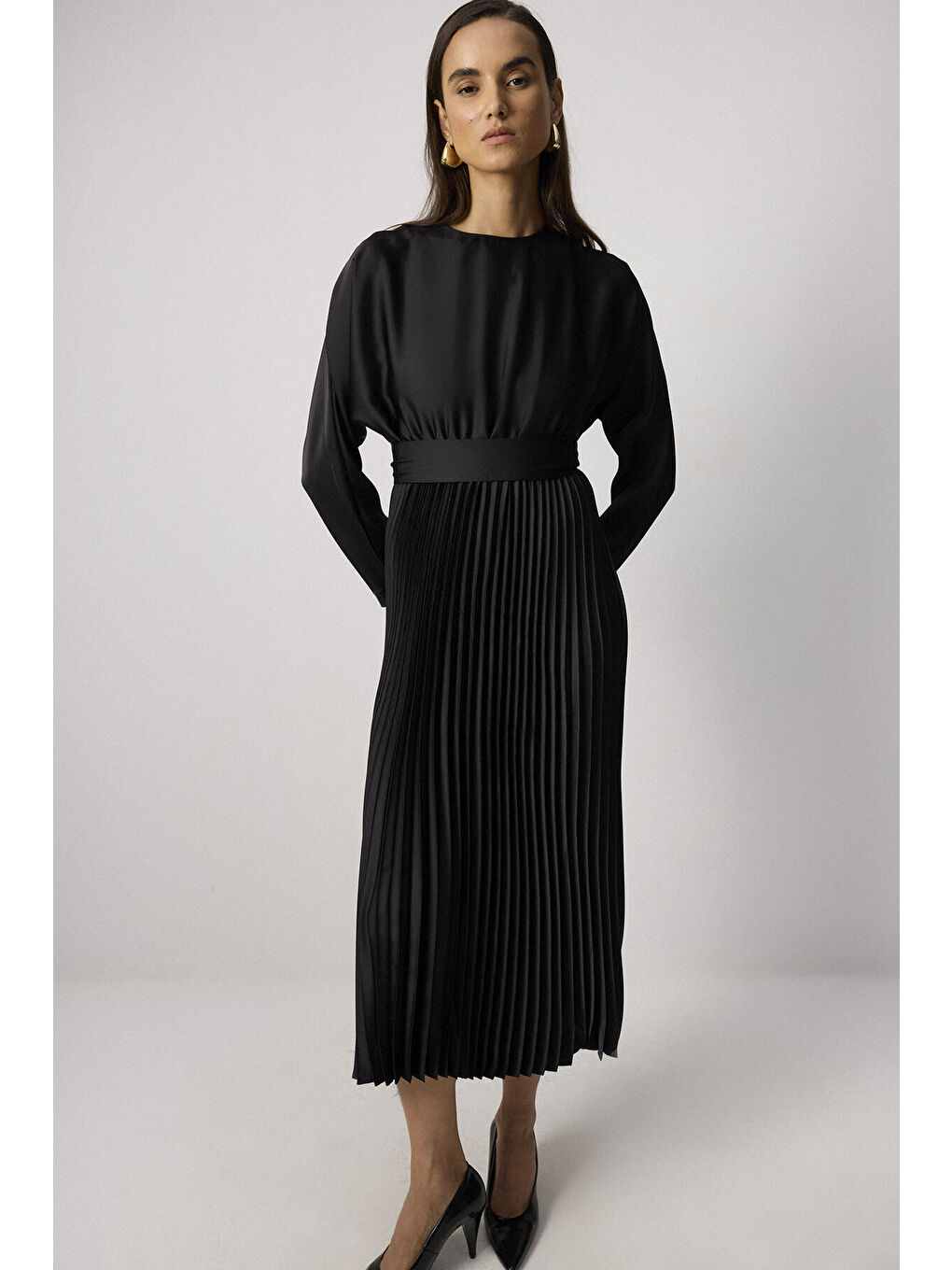 Siyah Pileli Saten Elbise-1