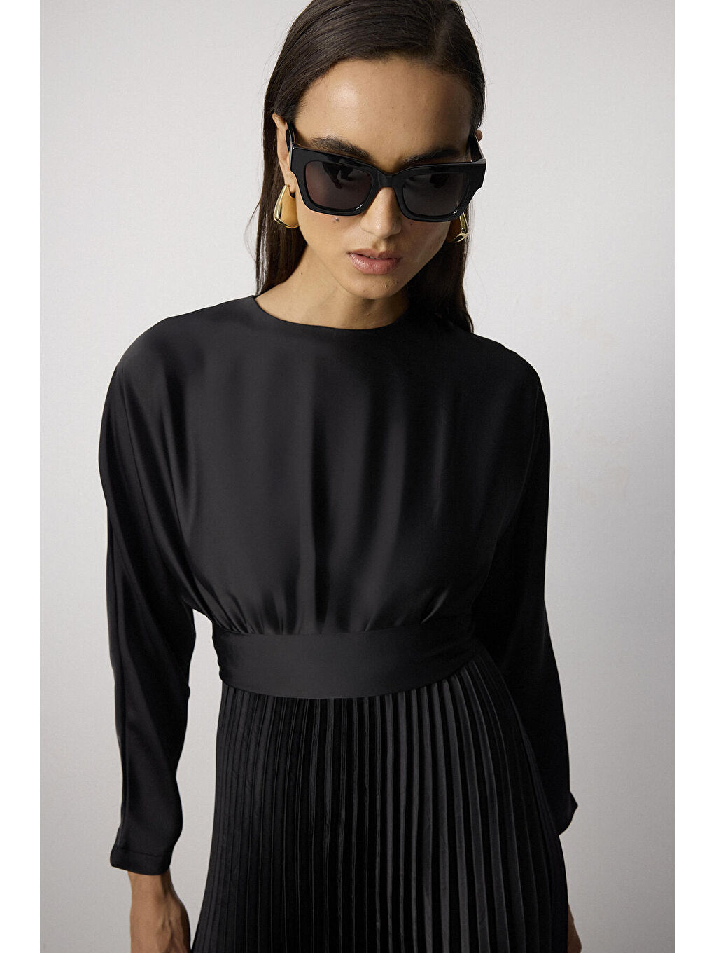 Siyah Pileli Saten Elbise-2