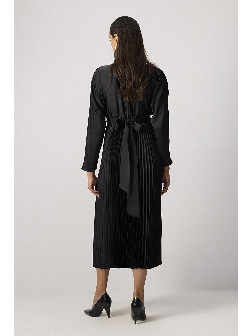 Siyah Pileli Saten Elbise-4