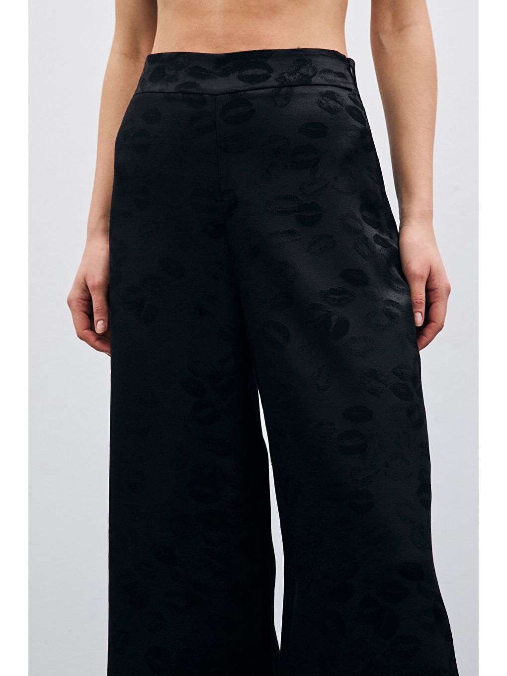 Bol Paça Desenli Pantolon - Siyah-2