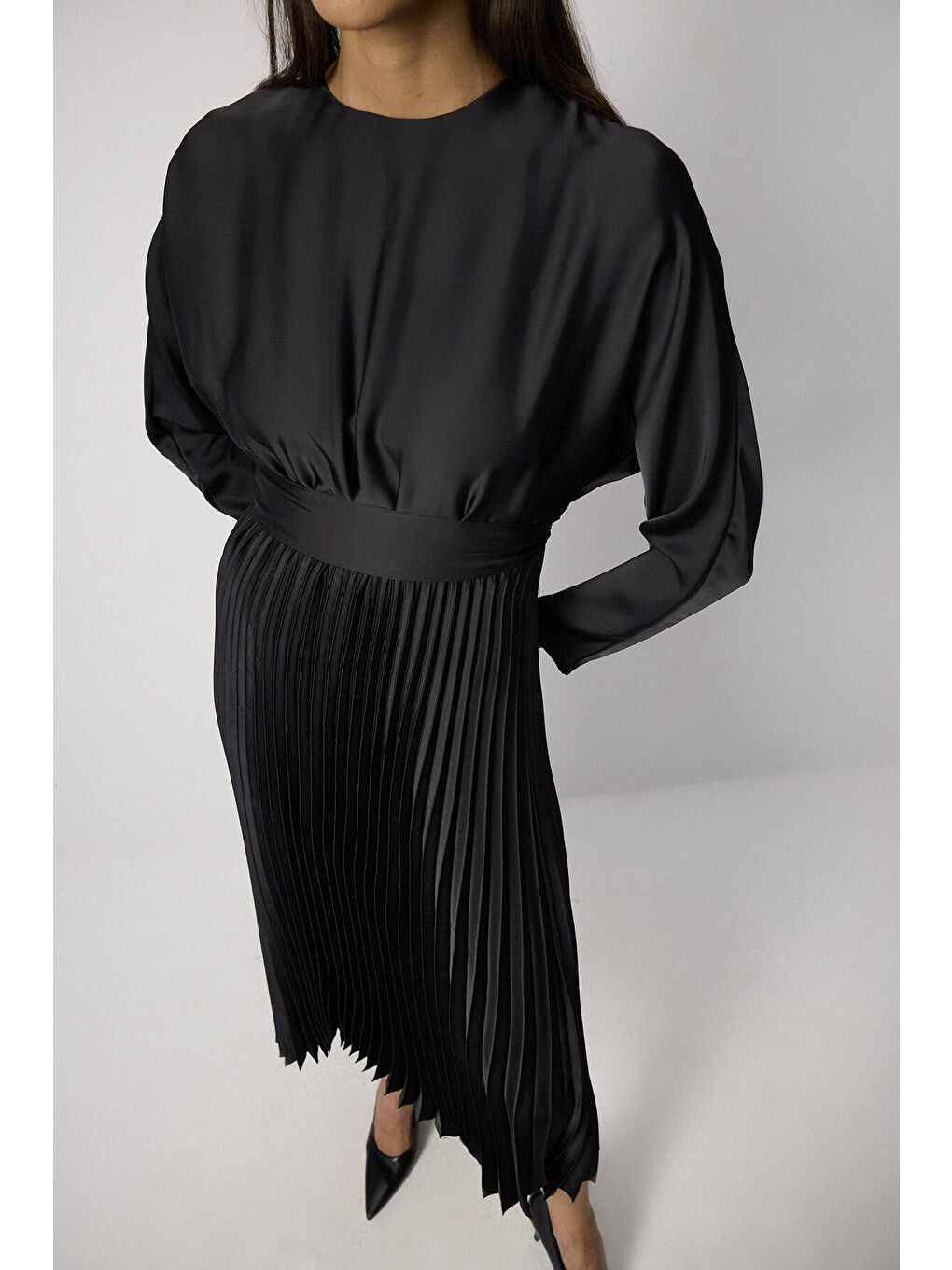 Siyah Pileli Saten Elbise-5