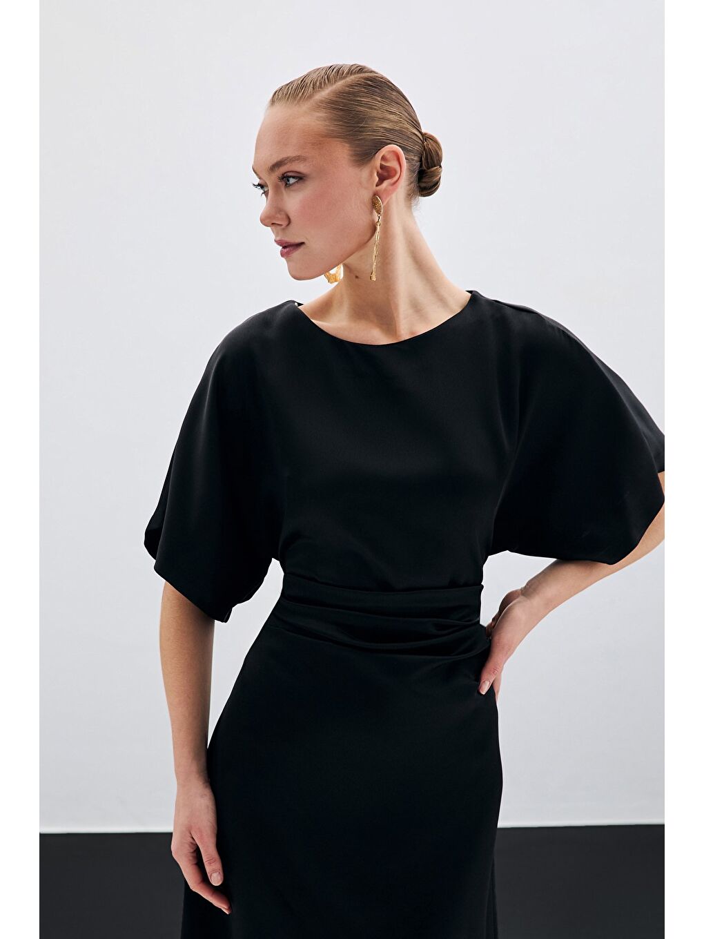 Büzgü Detaylı Krep Saten Elbise - Siyah-3