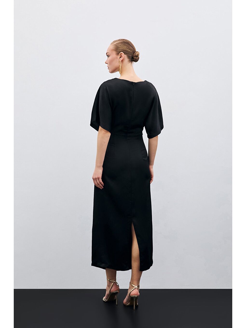 Büzgü Detaylı Krep Saten Elbise - Siyah-6