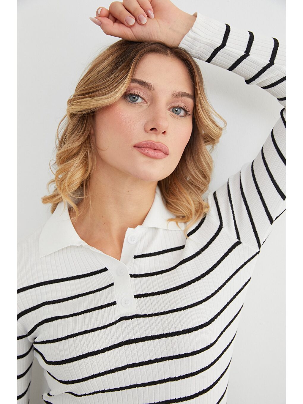 Beyaz Çizgili Polo Yaka Yarım Düğmeli Triko Kazak-4