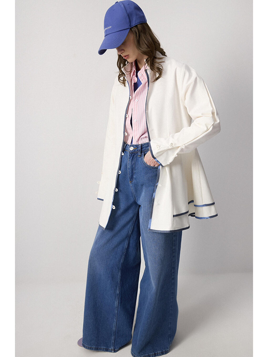 Beyaz Etek Ucu Volanlı Gabardin Ceket-1