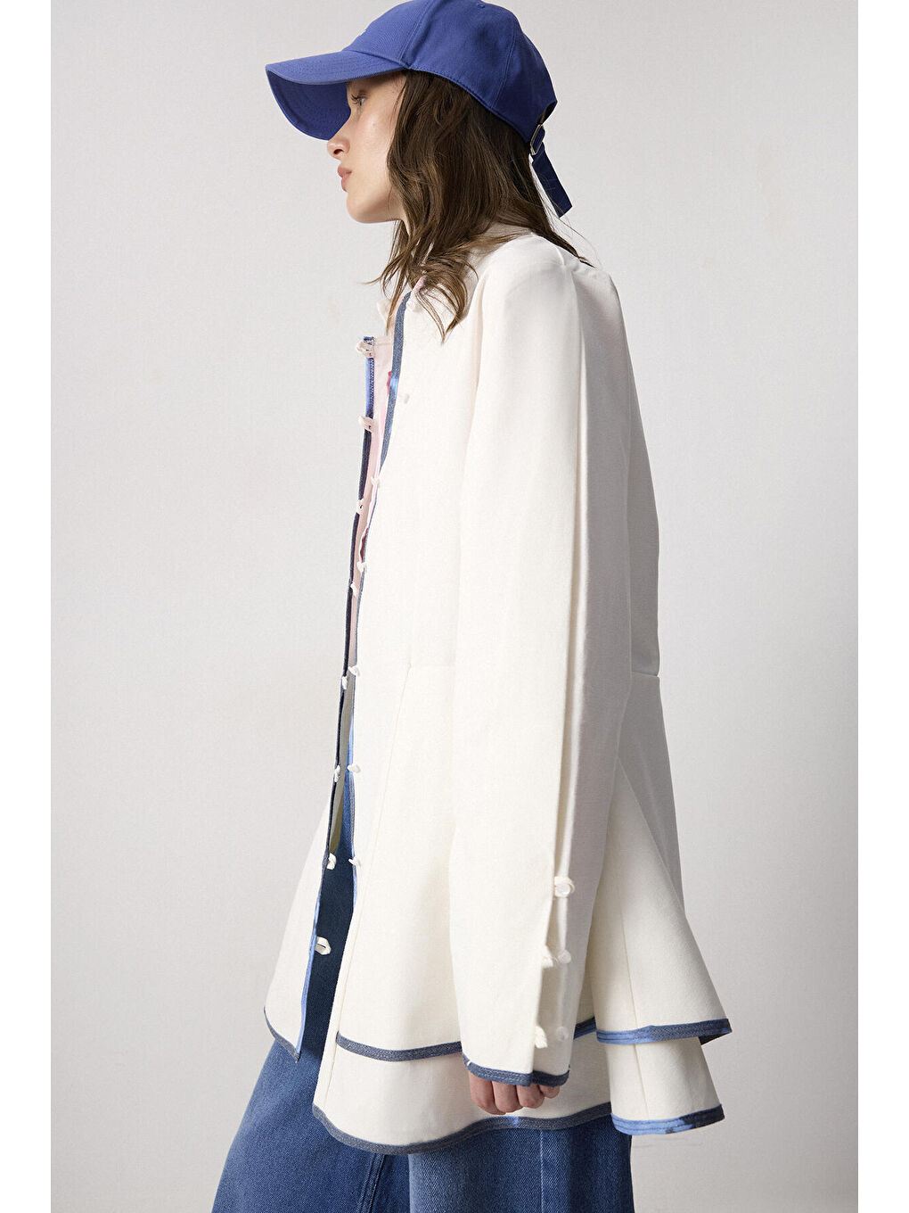 Beyaz Etek Ucu Volanlı Gabardin Ceket-3