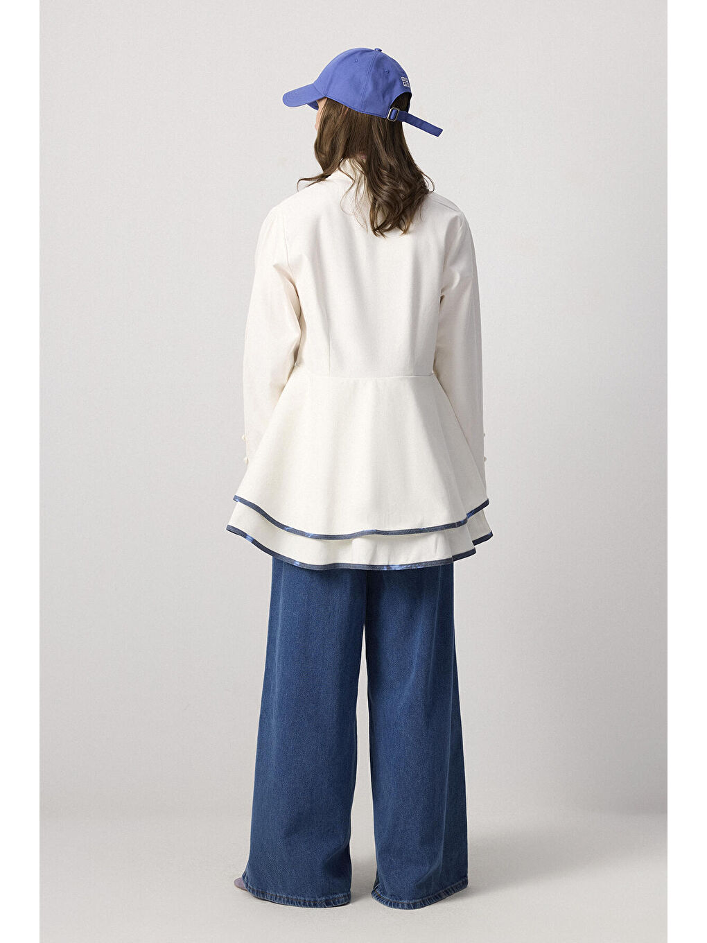 Beyaz Etek Ucu Volanlı Gabardin Ceket-5