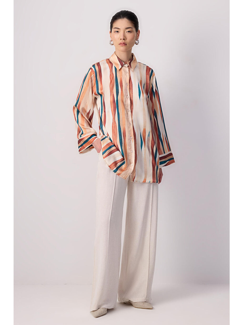 Kahverengi Şerit Desenli Saten Gömlek