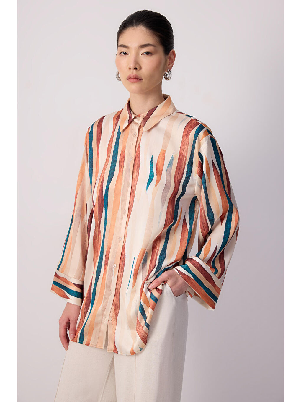 Kahverengi Şerit Desenli Saten Gömlek-1