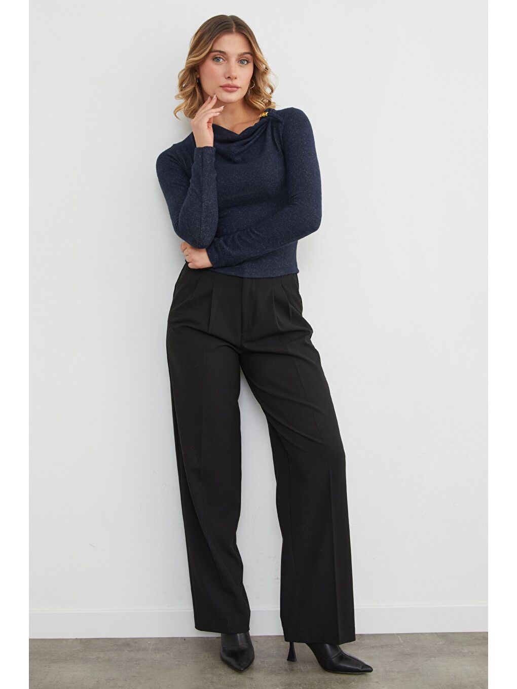 Lacivert Omuz Aksesuarlı Degaje Yaka Bluz-3