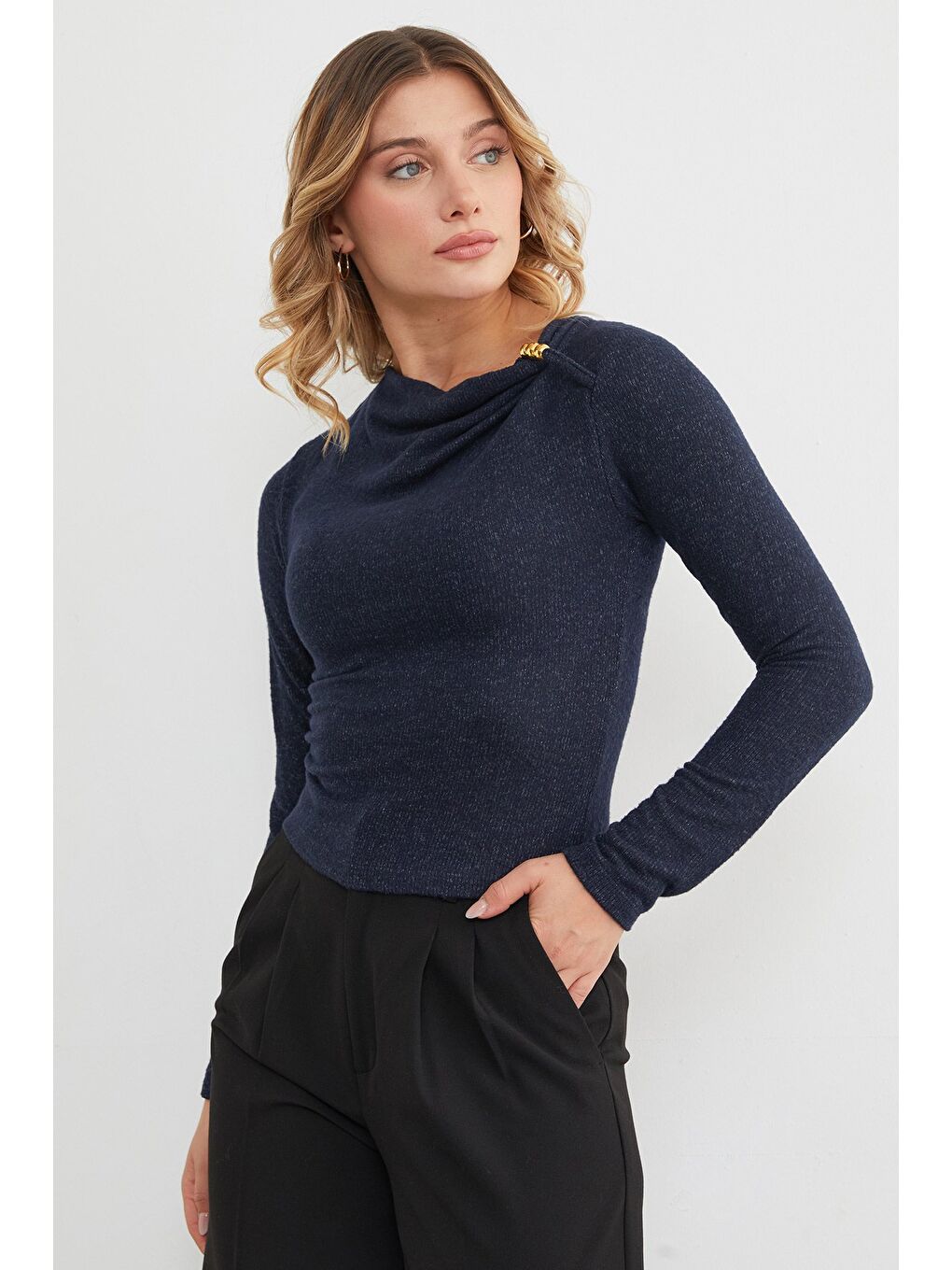 Lacivert Omuz Aksesuarlı Degaje Yaka Bluz-4