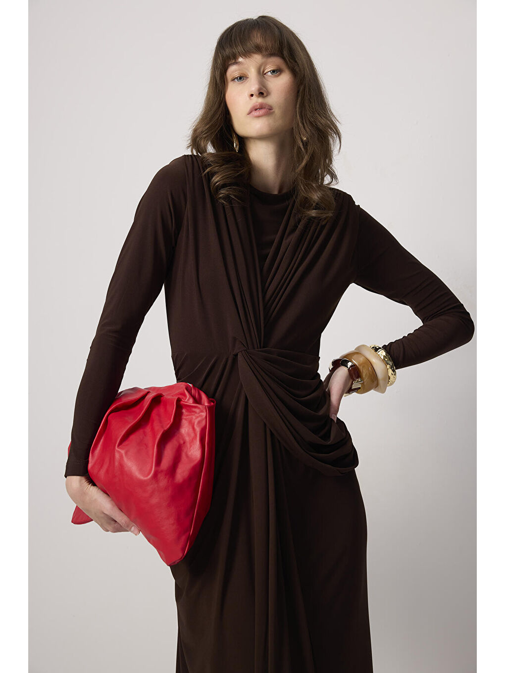 Kahverengi Büzgü Detaylı Vatkalı Elbise-1