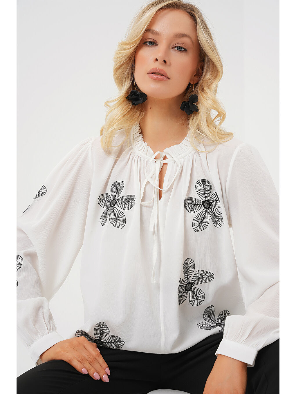 Kadın Uzun Kol Nakışlı Örme Bluz 951 - Beyaz-3