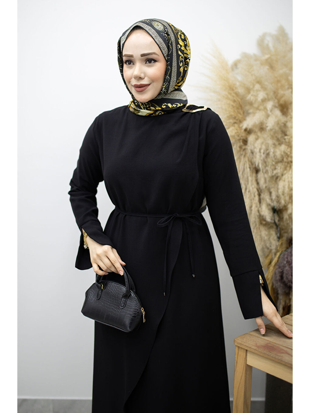 Broş Detaylı Kuşaklı Elbise TSD260198 Siyah-1