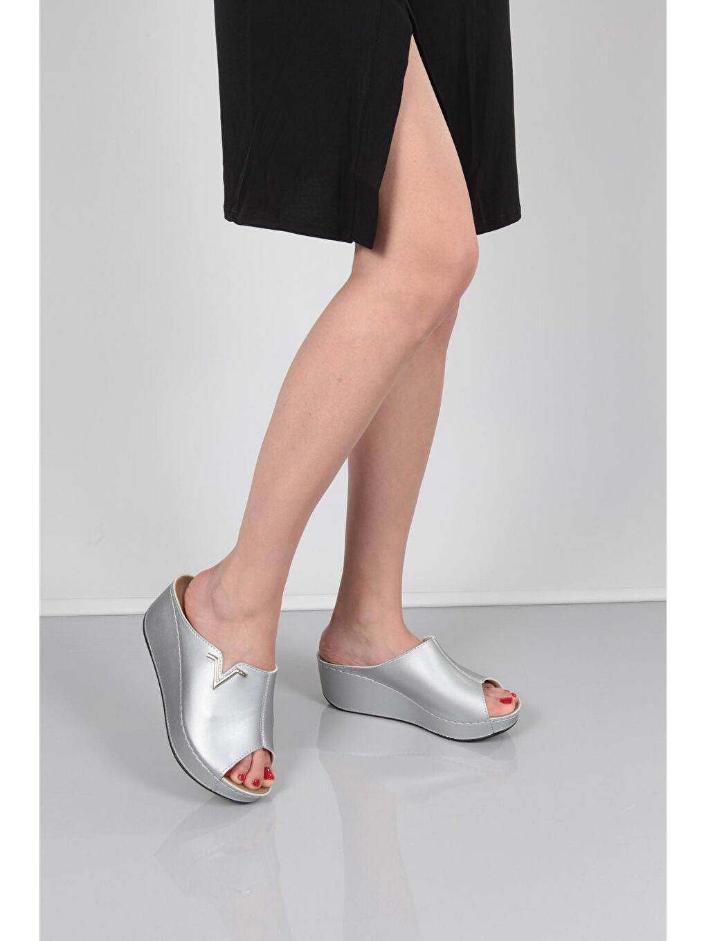 Gri 6145 Kadın Dolgu Topuklu V Toka Terlik