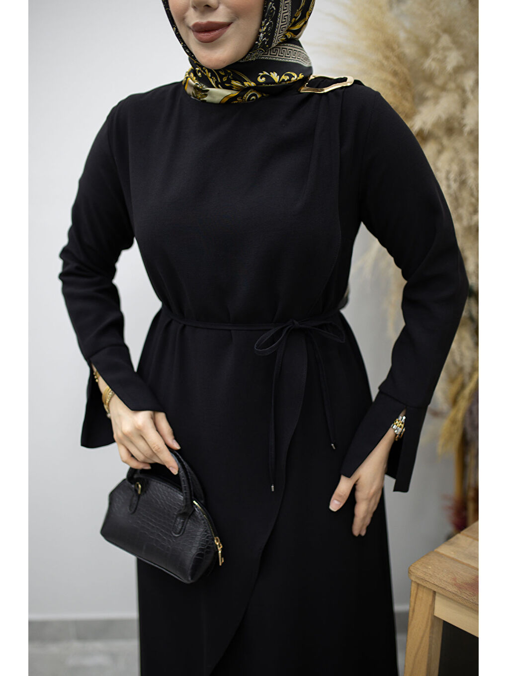 Broş Detaylı Kuşaklı Elbise TSD260198 Siyah-3