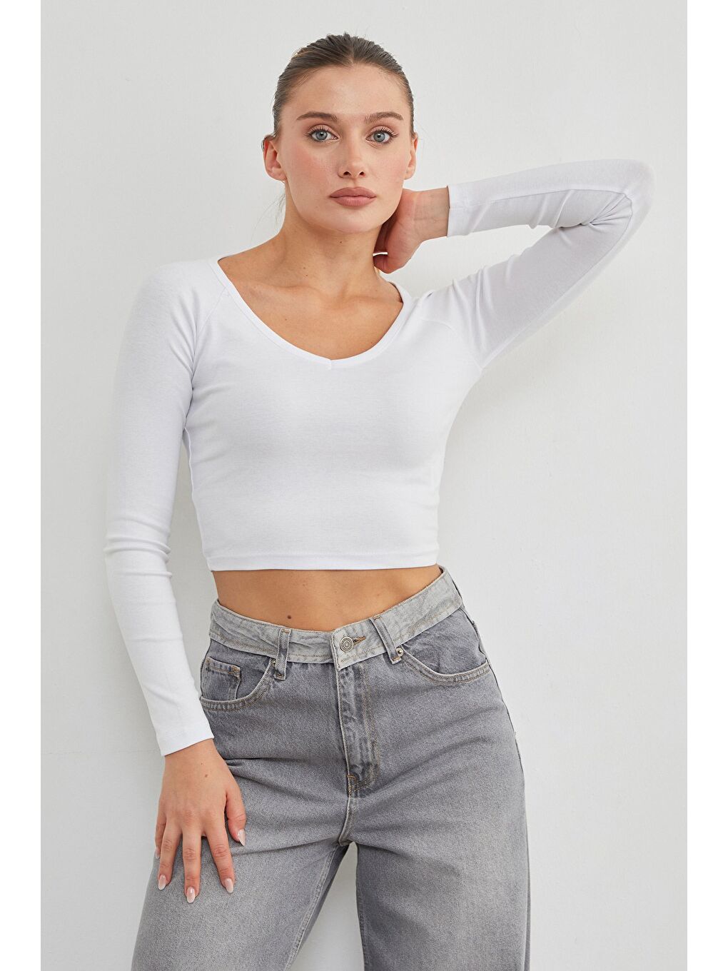 Beyaz V Yaka Uzun Kol Crop Bluz-2